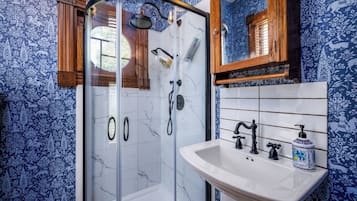 Een douche, een haardroger, handdoeken, zeep