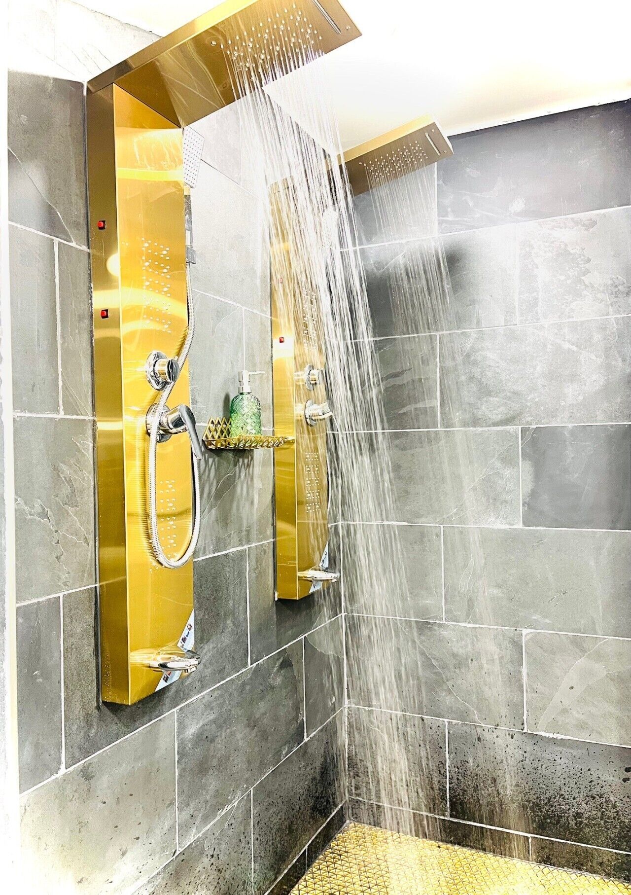 Een douche met meerdere waterstralen, een handdouche en een zeepdispenser.