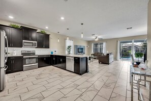 Kjøleskap, mikrobølgeovn, ovn og kokeplater