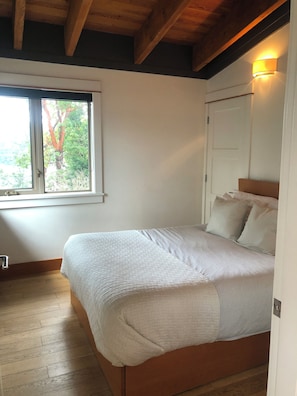 2 bedrooms, travel cot, free WiFi, bed sheets