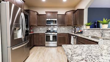 Refrigerador, microondas, horno y parrilla de estufa