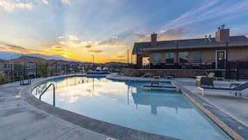 Alberca al aire libre y alberca climatizada