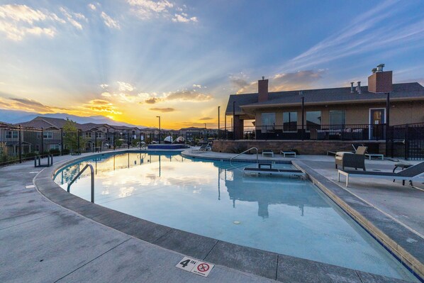 Piscina all'aperto, una piscina riscaldata