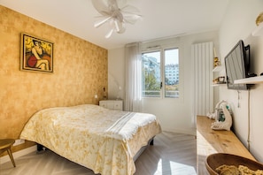 2 bedrooms, iron/ironing board, travel cot, WiFi