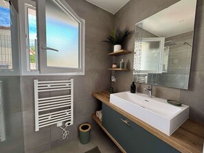 Dusche, Haartrockner, Handtücher