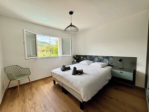 4 habitaciones, tabla de planchar con plancha, cuna de viaje y wifi 