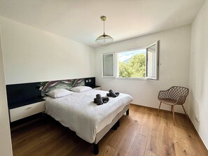 4 habitaciones, tabla de planchar con plancha, cuna de viaje y wifi