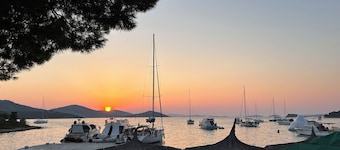 Beach House Sofia - Resort & Tavern Bain, Free Transport, Pool, Island of Žut