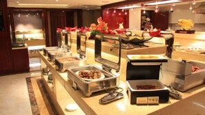 Buffet-alueella on useita ruokapisteitä, ja jokaisessa pisteessä on selkeästi merkityt astiat.