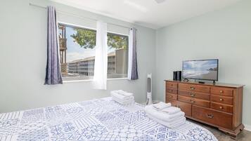 2 slaapkamers, een strijkplank/strijkijzer, reisbedje, wifi