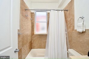 Een douche, een haardroger, handdoeken, zeep