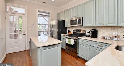 Elegant 5BR home 1 mile from Capitol Hill!Free Parking!
