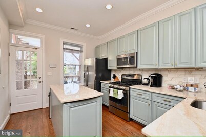 Elegant 5BR home 1 mile from Capitol Hill!Free Parking!