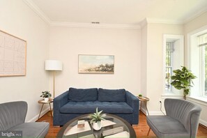 TV connectée, livres, espaces bureaux