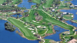 A golf course with multiple water bodies and sand bunkers. - Luxury, Private Suite in cool Palm Beach Gardens with WiFi, AC (Palm Beach Gardens)