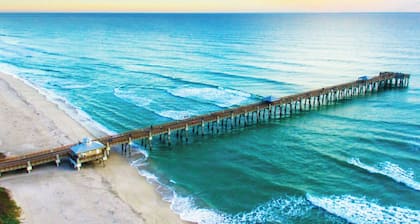 Luxury, Private Suite in cool Palm Beach Gardens with WiFi, AC