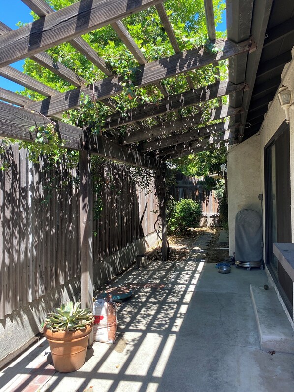 Terrace/patio - SPACIOUS 2-bed 2 bath condo w everything 2 car parking , near Metro ALL welcome (Arcadia)