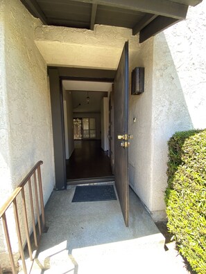 Exterior detail - SPACIOUS 2-bed 2 bath condo w everything 2 car parking , near Metro ALL welcome (Arcadia)