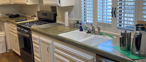 Fridge, oven, stovetop, dishwasher