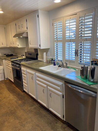 SPACIOUS 2-bed 2 bath condo w everything 2 car parking , near Metro ALL welcome