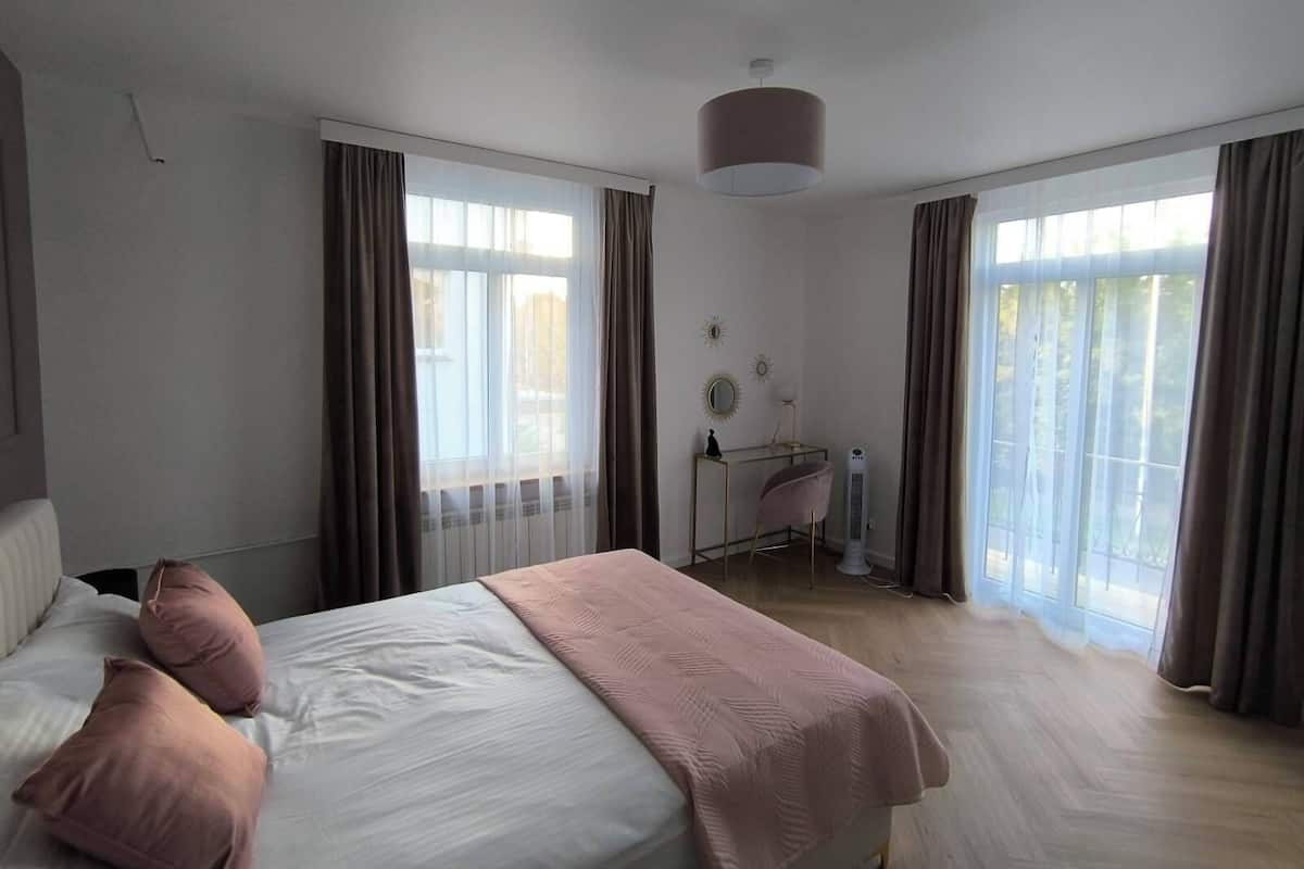 Un dormitorio con cama, escritorio y silla.