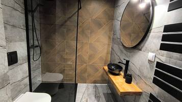 スーペリア アパートメント 2 ベッドルーム ガーデンビュー | バスルーム | シャワー、タオル