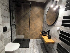 高級公寓, 2 間臥室, 花園景 | 浴室 | 淋浴設 備、提供毛巾