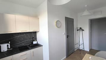 Appartamento panoramico, 1 camera da letto, balcone, vista città | Cucina privata