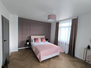 Departamento panorámico, 1 habitación, balcón, vista a la ciudad | Decoración personalizada y muebles diferentes 