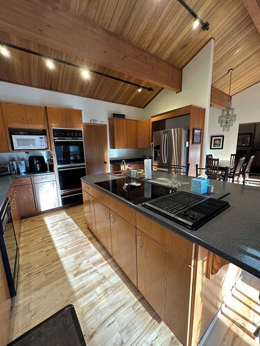 House in the Mountains w/ hot tub, sauna, pool table and more !!