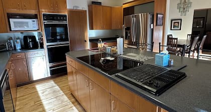 House in the Mountains w/ hot tub, sauna, pool table and more !!