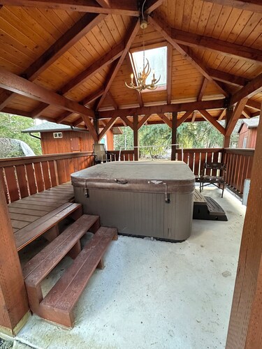 House in the Mountains w/ hot tub, sauna, pool table and more !!