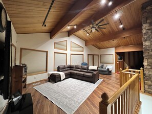 Smart TV, fireplace, DVD player, table tennis - House in the Mountains w/ hot tub, sauna, pool table and more !! (Carson)
