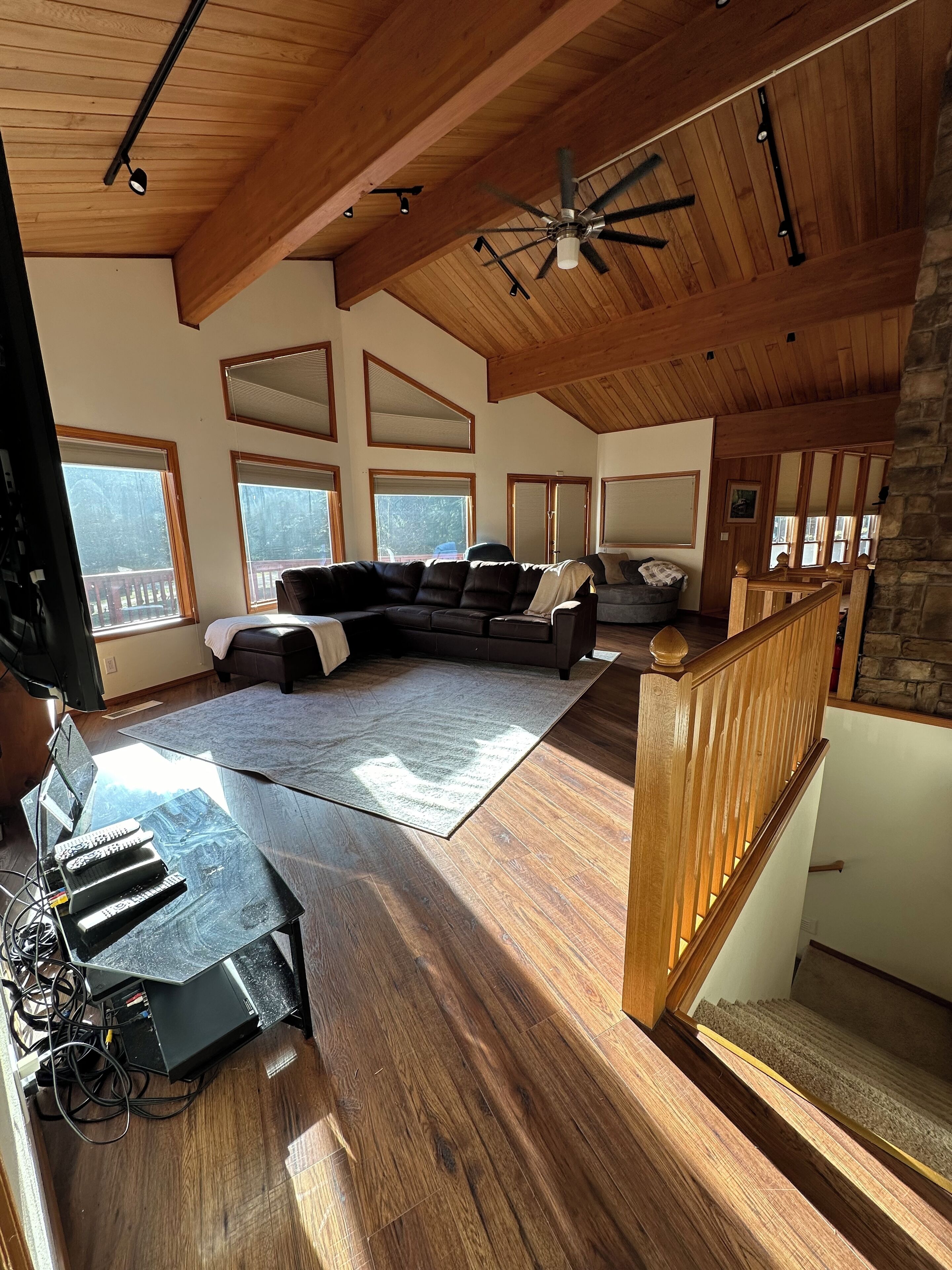 Smart TV, fireplace, DVD player, table tennis