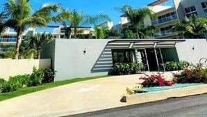 A modern hotel with a flat roof, large windows, and a covered entrance. - Fantastic view of the pool vr222 h+c
 (Bayahibe)