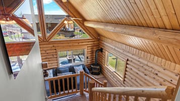 Smart-TV, Kamin, DVD-Player, Bücher