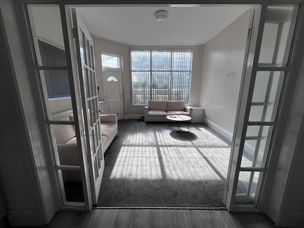 32-inch Smart TV with digital channels, Netflix, streaming services - Riverside By Teil (Preston)