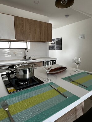 Fridge, microwave, coffee/tea maker, cookware/dishes/utensils - Furnished Apartment 301 in Laureles (Medellín)