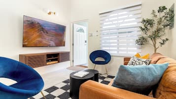 Casa, para não fumantes, vista para o mar | Área de estar | Smart TV 50 polegadas com canais via satélite, Netflix