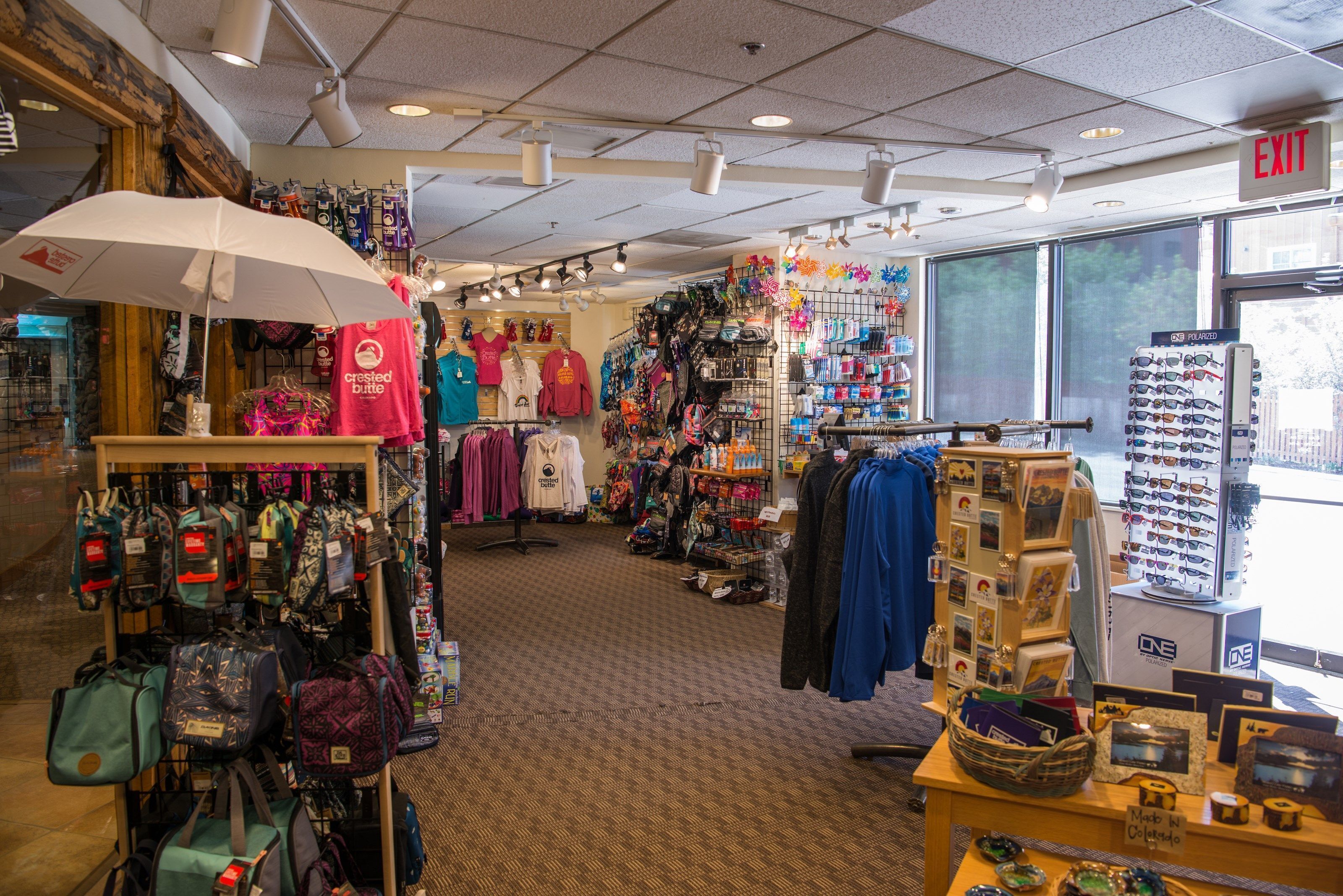 Un magasin de détail où sont exposés divers articles, notamment des vêtements et des accessoires.