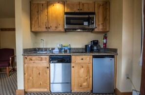 Fridge, coffee/tea maker