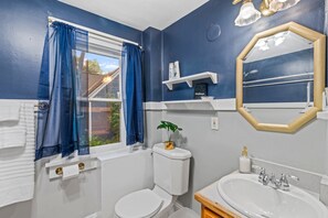 Haartrockner, Handtücher, Seife, Toilettenpapier