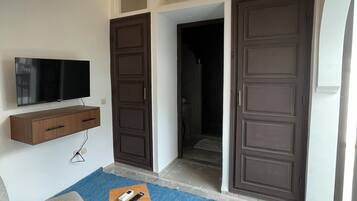 Habitación Confort doble | Zona de estar | Una televisión