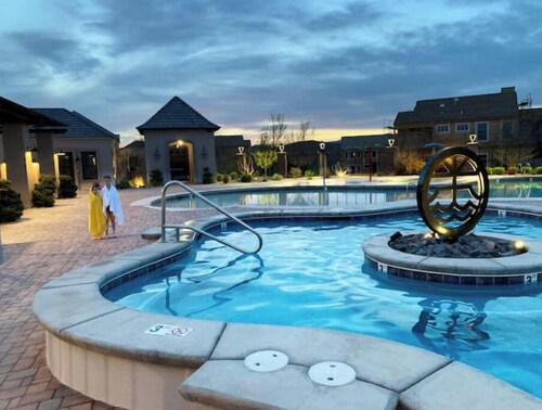 Sleeps 21, XL Rooms with King Beds, 86"TV, 2 Pools + Hot Tub + Splash Pad