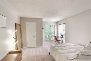 2 habitaciones, escritorio, tabla de planchar con plancha y wifi