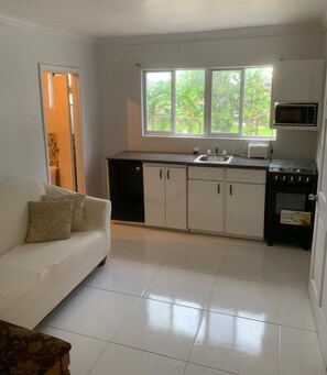 Fridge, microwave, oven, stovetop - PET Friendly,  Remodel, Spacious and 
Cozy Villa in Delightful Nassau. (Nassau)