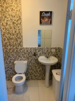 Dusj, håndklær, såpe og sjampo