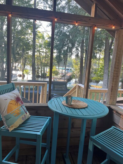 Lakefront tiny cabin amazing view on Lake Marion! Pet friendly & sleeps 6 