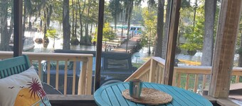 Lakefront tiny cabin amazing view on Lake Marion! Pet friendly & sleeps 6