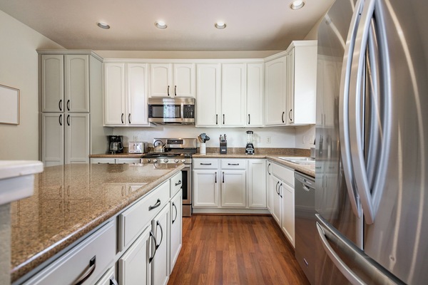 Een koelkast, een magnetron, een oven, een kookplaat